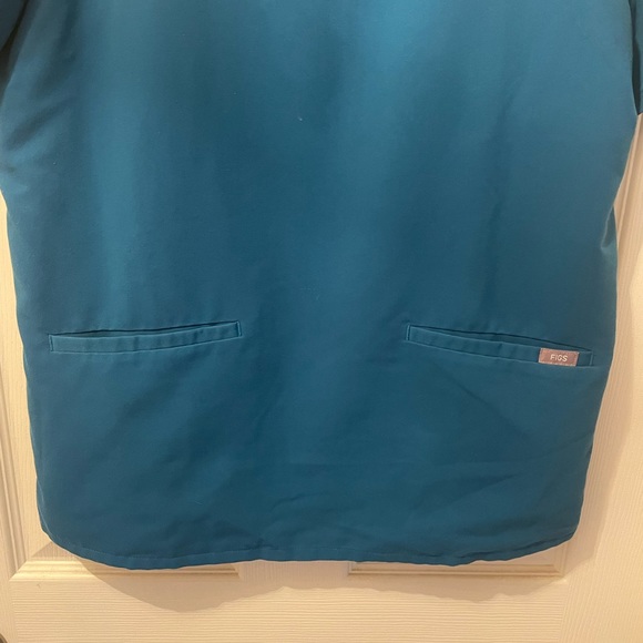 Figs Alps Blue Casma Three Pocket Scrub Top - Picture 3 of 3